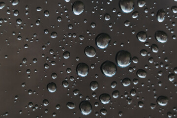 Gouttes d'eau et reflets sur du métal noir - Arrière plan sombre