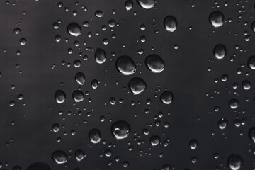 Gouttes d'eau et reflets sur du métal noir - Arrière plan sombre