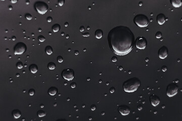 Gouttes d'eau et reflets sur du métal noir - Arrière plan sombre