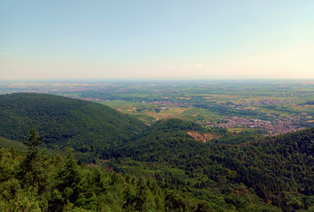 Aussicht vom Orensberg, auch Orensfels genannt, im Pfälzerwald. bei Frankweiler im rheinland-pfälzischen Landkreis Südliche Weinstraße. 