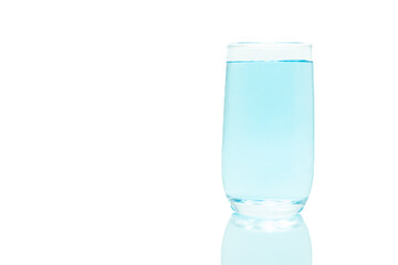 白い背景に水の入ったグラス、左側にコピースペース。