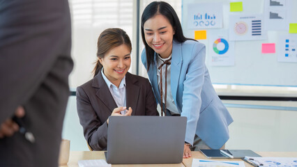 discuss the situation on the financial report in the meeting room.Investment Consultant, Financial , teamwork