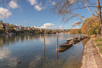 Obraz premium View over the Rhine to the old town of Schaffhausen with Munot Fortress, Canton Schaffhausen, Switzerland