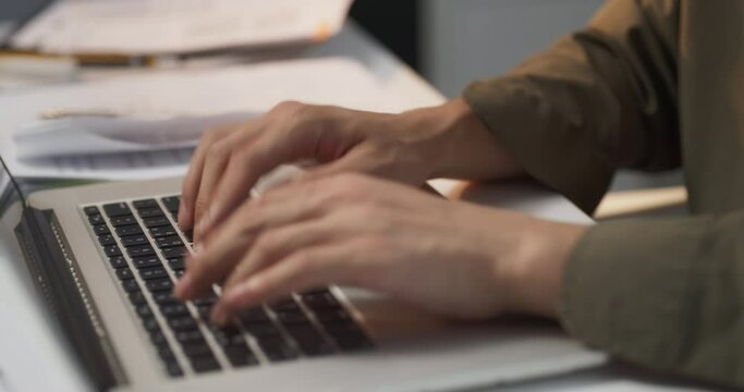 노트북을 타이핑하는 전략 기획 전문가의 손 클로즈업 영상