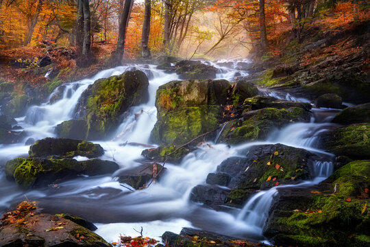 Wasserfall im Herbst