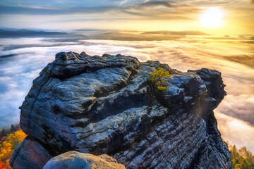 Blick vom Lilienstein in der sächsischen Schweiz auf einen bunten Himmel vor Sonnenaufgang und ein...