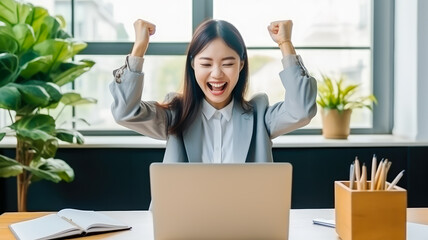 Fröhliche asiatische Geschäftsfrau, lächelt und freut sich über den Sieg, während sie am Schreibtisch sitzt und am Laptop arbeitet, nachdem sie das Projekt zu Hause abgeschlossen hat. Generiert mit KI - obrazy, fototapety, plakaty