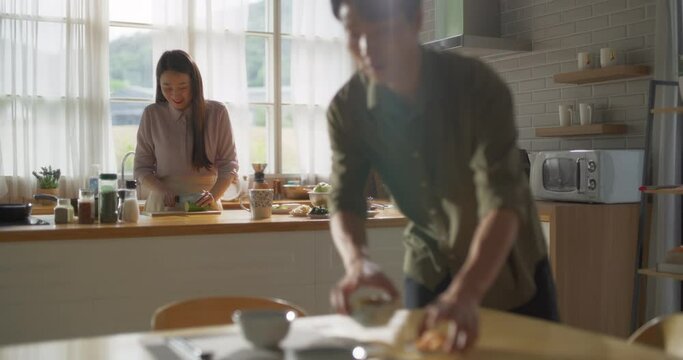 부엌에서 도란도란 이야기하며 건강식을 준비하는 커플