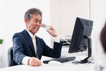 電話で激怒する上司