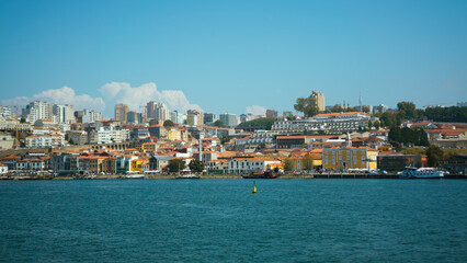 Naklejka premium Neutral landscape view of the river and buildings in Porto