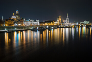 Stadt Dresden und der Fluss Elbe bei Nacht