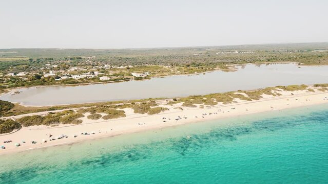 Spiaggia della Riserva naturale Salina Dei Monaci - Salento, Puglia, Taranto, Italia