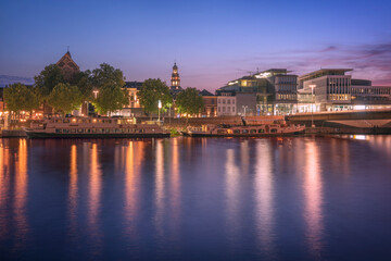 Fototapeta na wymiar bunte Lichter der Stadt Maastricht zur blauen Stunde