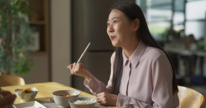 집에서 밥상을 차려 함께 먹는 젊은 커플