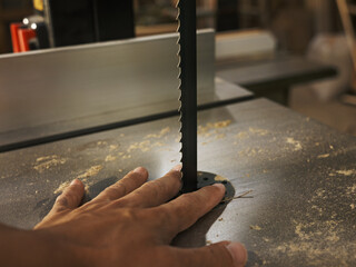 バンドソー　危険な使い方　ケガ　保険　労働災害　安全性　注意喚起