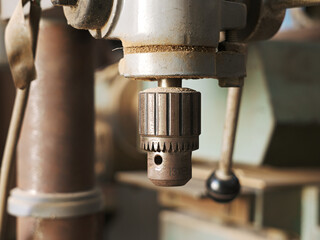 古い工場　木工所　機械　ボール盤　チャック　ドリル　穴あけ