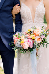Obraz na płótnie Canvas bride and groom with bouquet