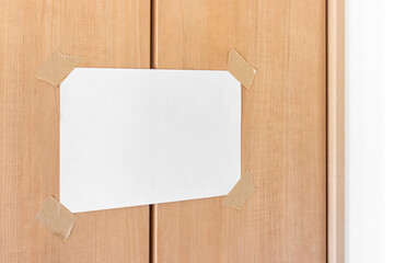 クローゼットの扉に貼られた空白の貼り紙