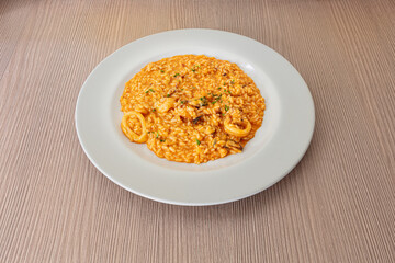 risotto, alla, pescatora, riso, pesce, cucina, italiana, tipica, tradizione, prospettiva, tavolo, legno, grezzo, piatto, bianco, pulito, roma, italia, classica, mamma, nonna, fatto, in, casa, artigian