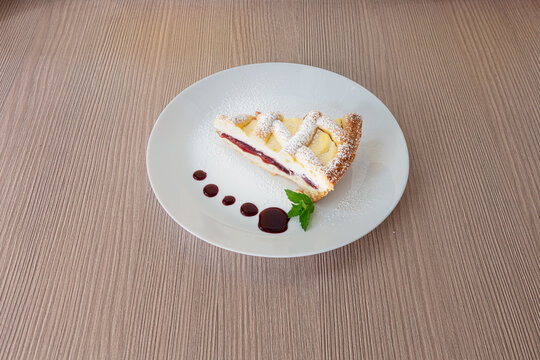 crostata, ricotta, e, visciole, dolce, menta, crema, marmellata, cucina, italiana, tipica, tradizione, prospettiva, tavolo, legno, grezzo, piatto, bianco, pulito, roma, italia, classica, mamma, nonna,