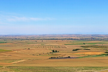 Obraz premium A plateau landscape with fields of cultivation and agriculture