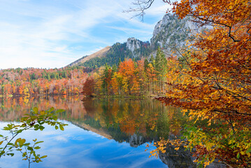 Fototapeta na wymiar beautiful lake Laudachsee, surrounded by colorful autumnal trees, landscape Salzkammergut