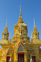 Naklejka premium golden pagoda in wat ka maed chomthong