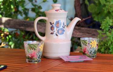 IMG_8975 Brocca due bicchieri portacenere cellulare sopra tavolo di legno in giardino