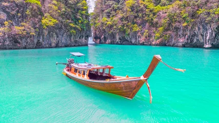 Papier Peint photo autocollant Corail vert Tourist long tail boat Landed on a peaceful beach, clear water, surrounded by hills of Koh Phi Phi, Thailand