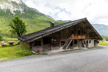 Fototapeta na wymiar Mehrzweckgebäude im Alpenpark Karwendel.