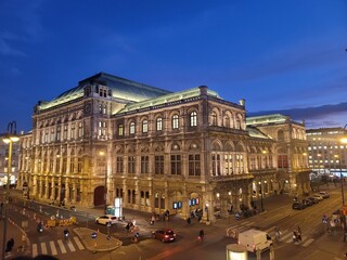 Fototapeta na wymiar vienna-opera-house