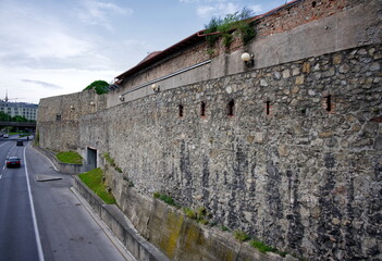 Stadtmauer und Schnellstraße in Bratislava - 627370426