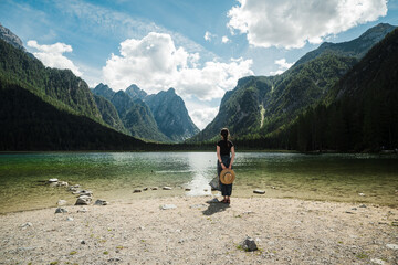 Naklejka premium Beautiful female model at lago di dobbiaco 