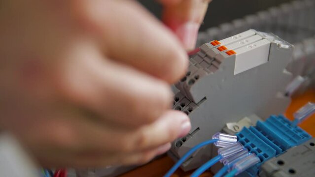 Montagem de painel el&eacute;trico e conex&otilde;es de fios