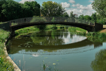 Fototapeta premium Bow bridge in Central park at spring sunny day