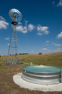 Windmill and tank system for watering cattle; Valparaiso, Nebraska, United States of America
