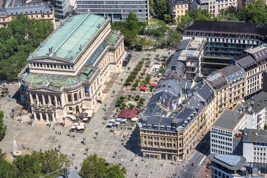 Frankfurt am Main Blick von oben auf die alte Oper und den Opernplatz