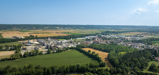 Fototapeta na wymiar Vue aérienne de la zone industrielle de la ville de Beaurepaire dans l'Isère