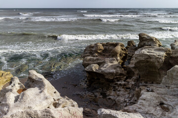 Fototapeta na wymiar Waves on the rocky shore