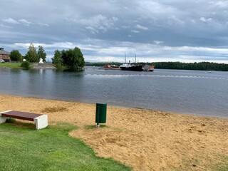 Seeufer / Strand  in der Stadt Savonlinna -bei der Burg im Zentrum - Lage: im Saimaa - Seengebiet - Finnland Reise