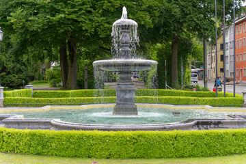 Obraz premium Fountain in front of city hall at Swiss City of Winterthur on a cloudy spring day. Photo taken May 17th, 2023, Winterthur, Switzerland.
