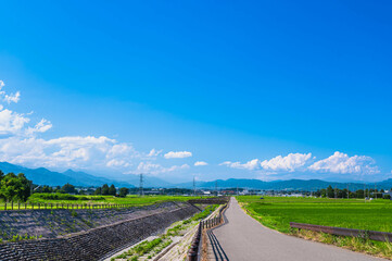  あづみの排水路と田園風景