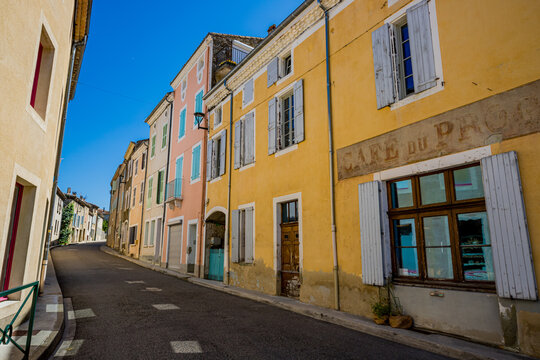 Fototapeta Dans le village de Bourdeaux dans la Drôme