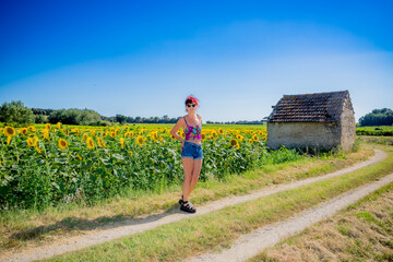 Femme vers un Champ de Tournesols en Provence