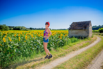 Femme vers un Champ de Tournesols en Provence