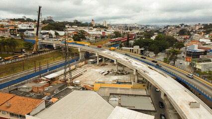 Visão aérea de obras de um viaduto na cidade de Poá em São Paulo. 