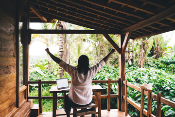 Obraz premium Anonymous Indonesian businessperson having rest while working on laptop