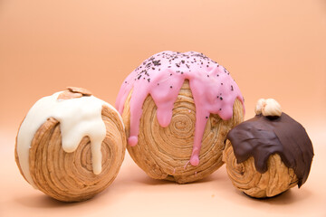 Tres New York rolls glaseados casero