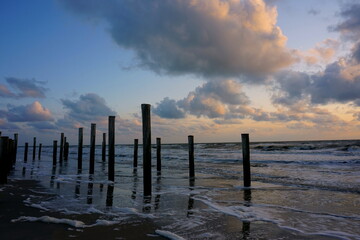 Fototapeta premium Buhnen in der Nordsee beim Abendrot