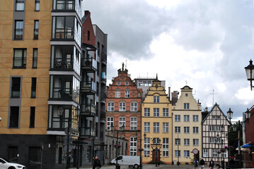 zdjęcie miejskiego krajobrazu kamienice przy placu w Elblągu Polska - obrazy, fototapety, plakaty